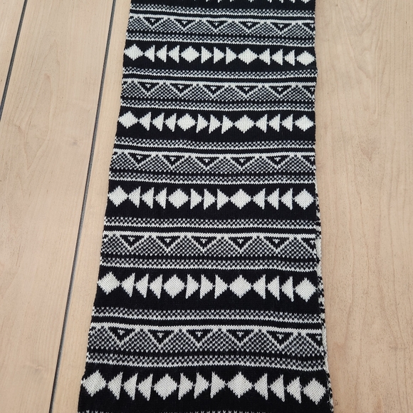 Black and White Geometric Patterned Scarf - Picture 4 of 5